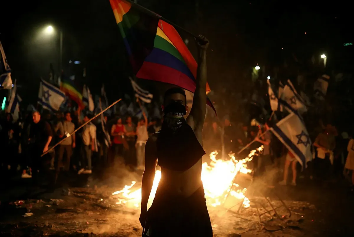 Israel, marzo de 2023: Manifestantes prodemocracia encienden hogueras, bloqueando la autopista central de Ayalon después de que el primer ministro Benjamin Netanyahu destituyera al exministro de Defensa, Yoav Gallant. Israel, marzo de 2023: Manifestantes prodemocracia encienden hogueras, bloqueando la autopista central de Ayalon después de que el primer ministro Benjamin Netanyahu destituyera al exministro de Defensa, Yoav Gallant.