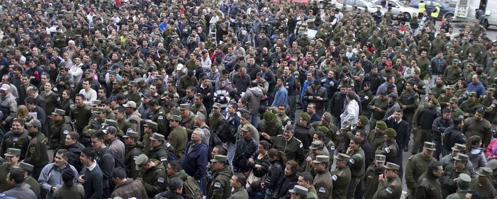 Efectivos de Prefectura Naval y Gendarmería Nacional protestaron en las calles por el colapso de la obra social Efectivos de Prefectura Naval y Gendarmería Nacional protestaron en las calles por el colapso de la obra social
