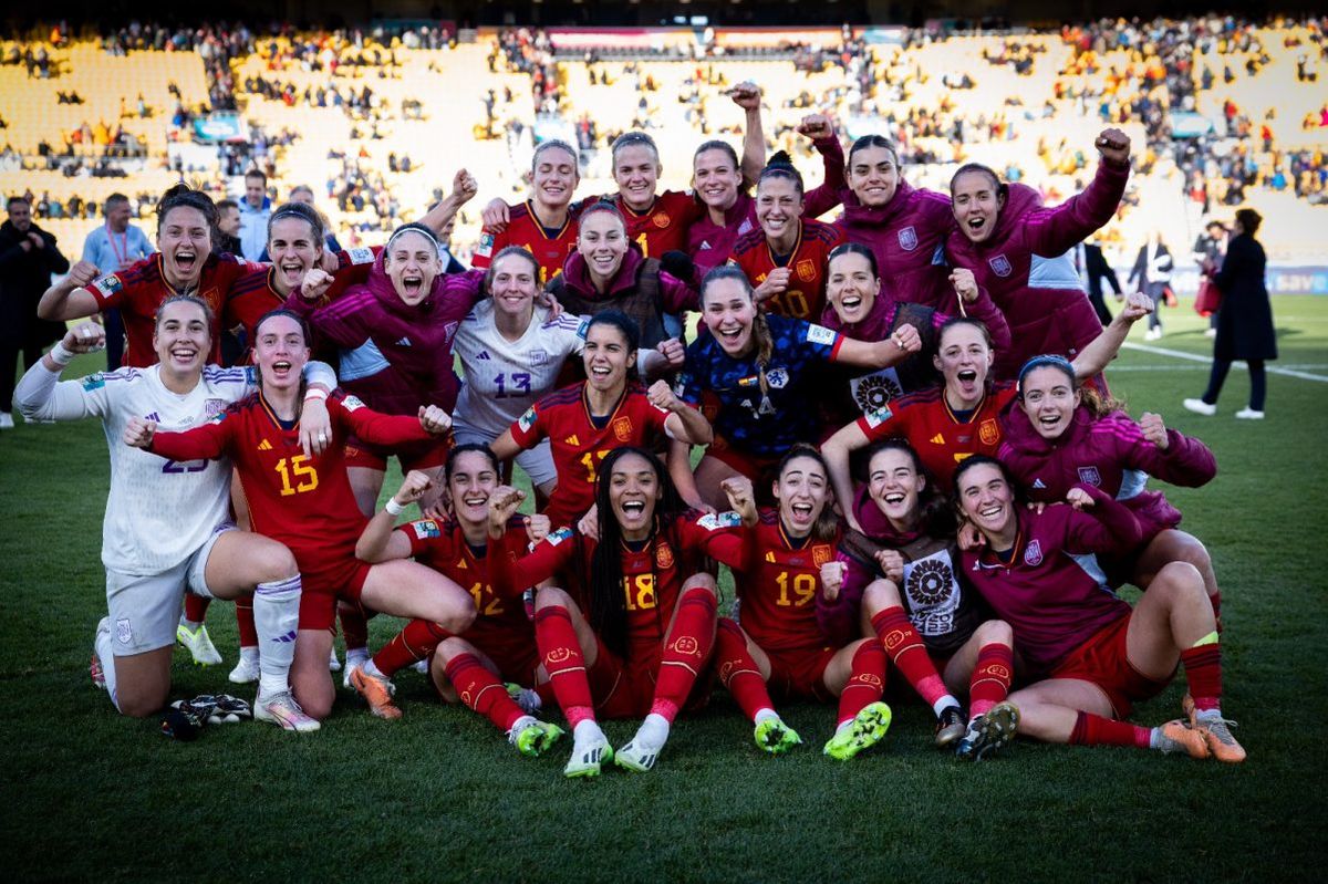 España clasificó a semifinales con goles de Mariona y Salma.