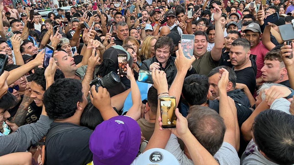 Javier Milei por las calles de Comodoro Rivadavia en su tour de la Libertad.