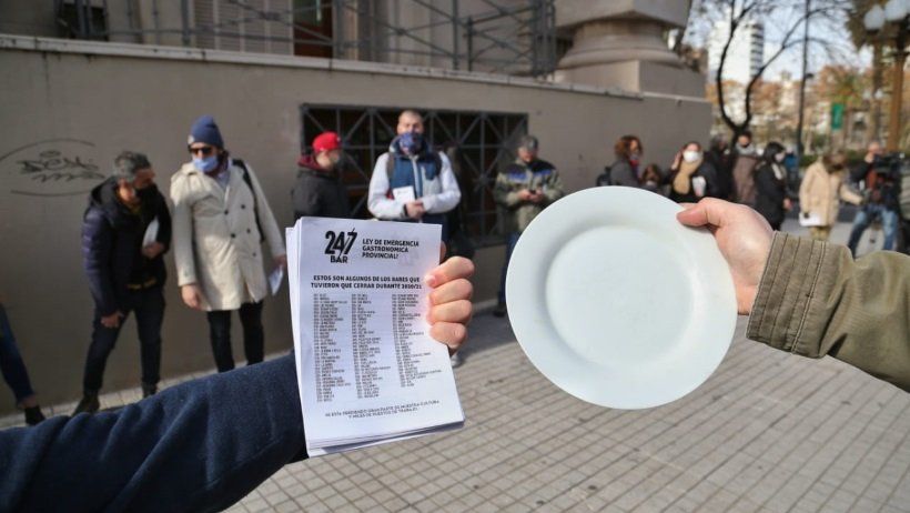 Los empresarios y trabajadores del sector gastronómico rompen platos frente a la sede de Gobierno, a modo de protesta. Foto: Rosario3