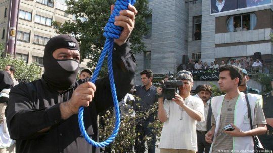Una horca en una plaza pública de Irán.