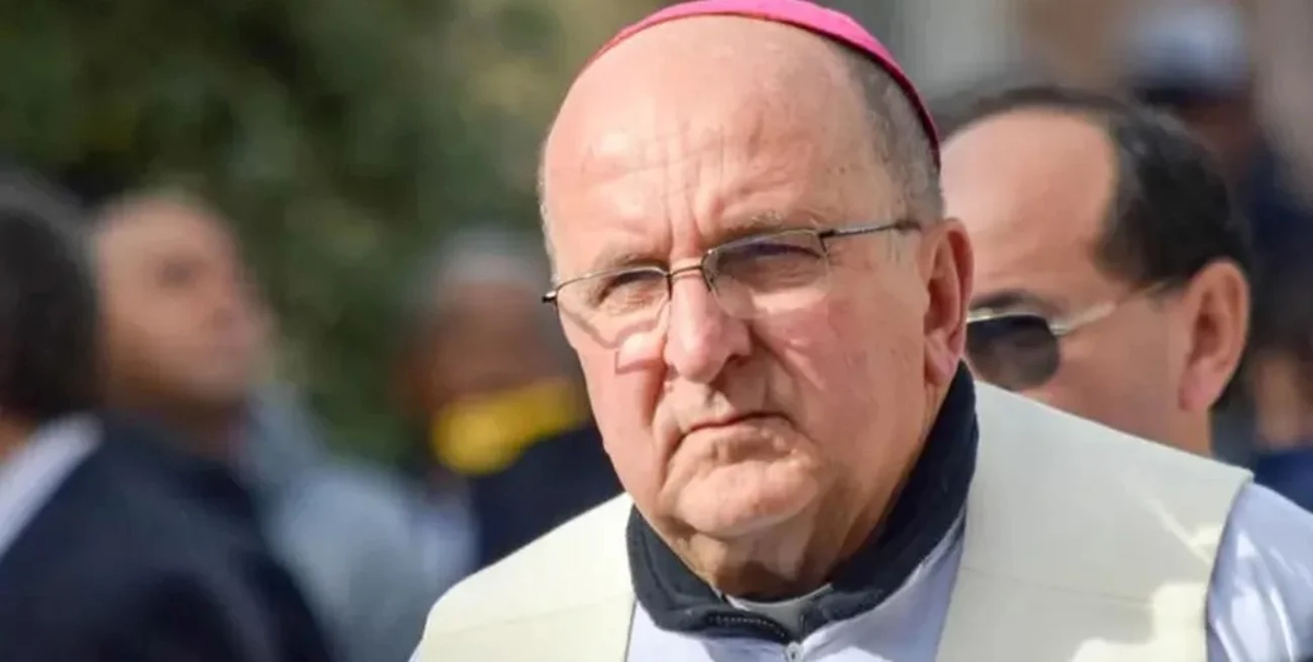 Al arzobispo de Salta, Mario Cargnello, lo detuvieron en un control vehicular, pero aunque confesó no tener los papeles y haber bebido alcohol, lo dejaron ir. Al arzobispo de Salta, Mario Cargnello, lo detuvieron en un control vehicular, pero aunque confesó no tener los papeles y haber bebido alcohol, lo dejaron ir.