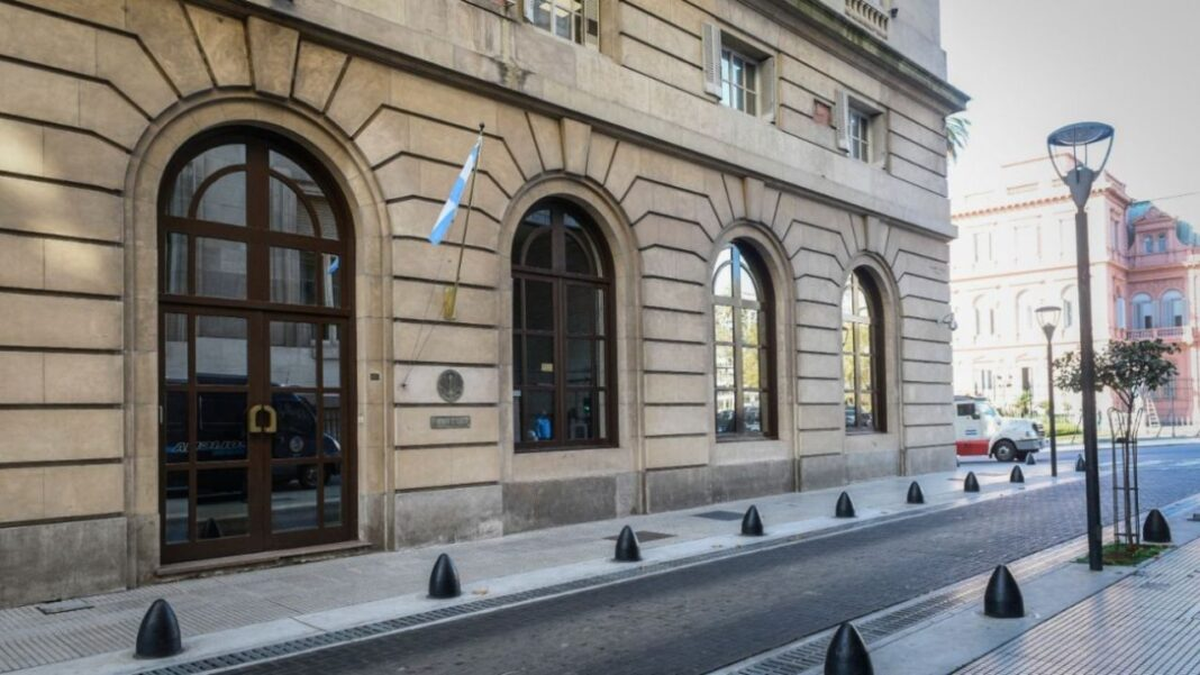 La oposición en el Congreso aguarda que el Gobierno remita el DNU sobre la SIDE para tratarlo y eventualmente rechazarlo. La oposición en el Congreso aguarda que el Gobierno remita el DNU sobre la SIDE para tratarlo y eventualmente rechazarlo.