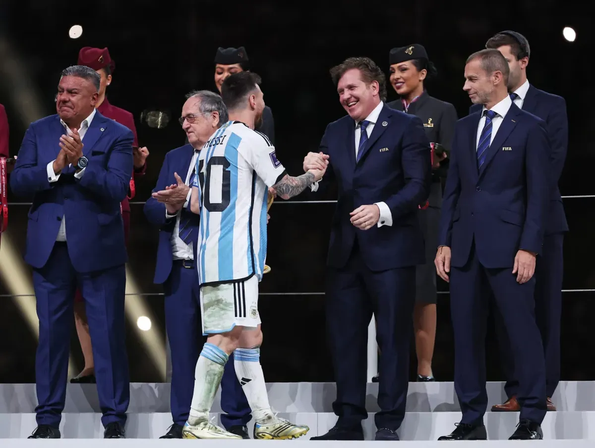 Domínguez insiste con una Libertadores con Messi pero se demora el anuncio. Los peridistas deportivos fallaron en su presagio del lunes 17/07.