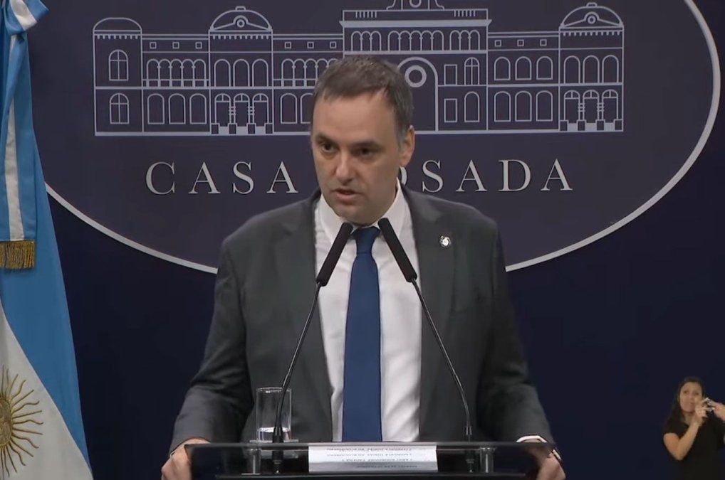 Manuel Adorni, jefe de Gabinete, aseguró que regirá la emergencia ígnea en provincias afectadas por los incendios. Manuel Adorni, jefe de Gabinete, aseguró que regirá la emergencia ígnea en provincias afectadas por los incendios.