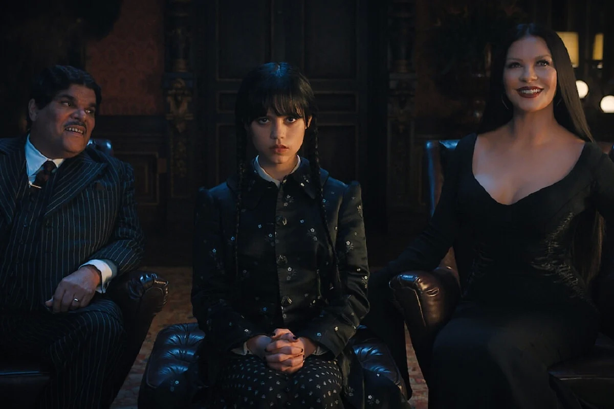 Homero y Morticia Addams son estelarizados por Luiz Guzmán y Katerine Zeta-Jones en esta nueva entrega de Netflix sobre Merlina