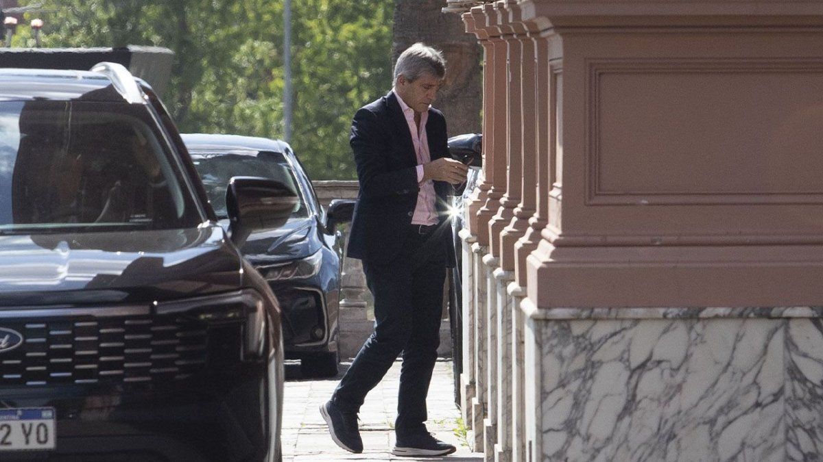Luis Caputo llegando a Casa Rosada para la reunión de Gabinete en pleno efecto Brasil.&nbsp;