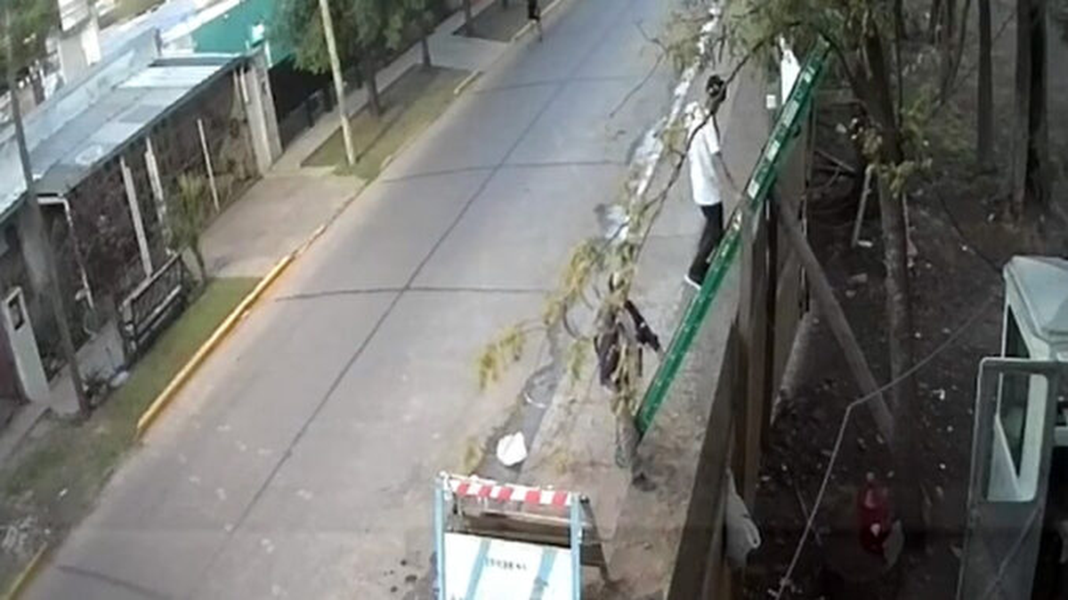La municipalidad colocó el cartel de obra en el predio en disputa con la Universidad de Moreno