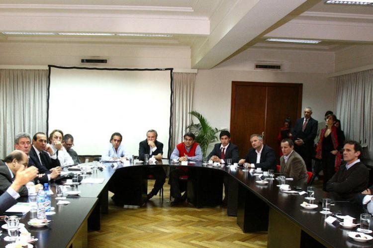 El ministro de Planificación Federalmantuvo este mediodía un encuentro con 15 intendentes del conurbano bonaerense para repasar y actualizar planes de obras públicas en cada uno de los distritos. Foto: Prensa Planificación/Télam/cl