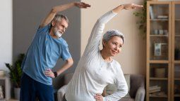 Los 8 factores de riesgo modificables de demencia son: baja educación, pérdida de audición, lesión cerebral traumática, abuso de alcohol o sustancias, hipertensión, tabaquismo, diabetes y depresión.