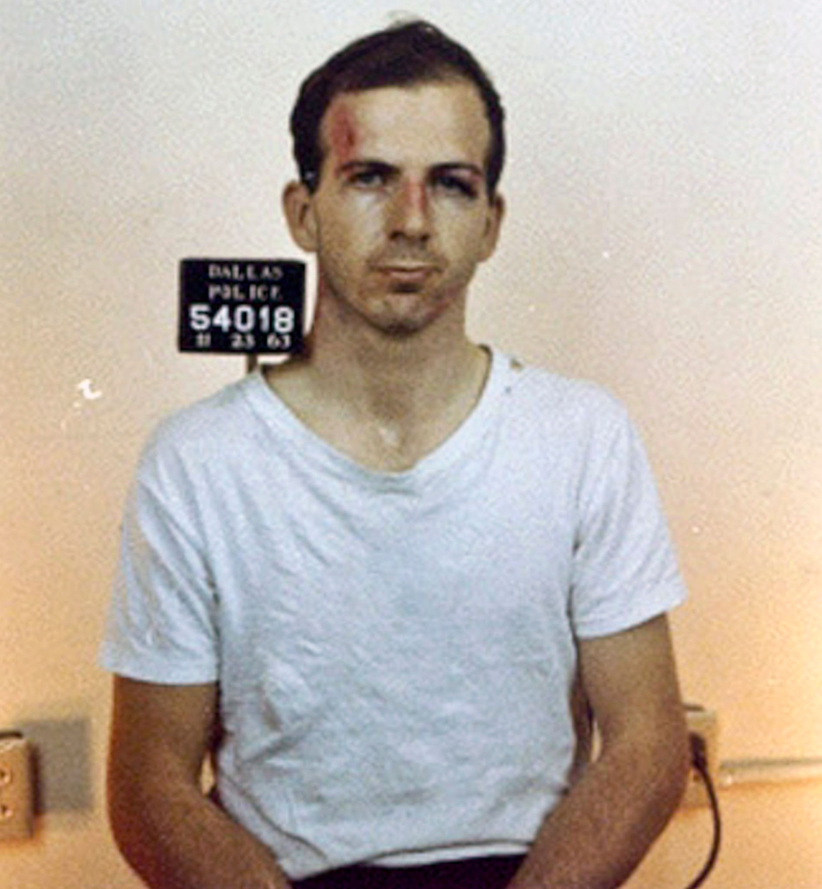 Lee Harvey Oswald,fue un ex infante de marina de EE.UU. sospechoso de asesinar a Kennedy. Desertó a la Unión Soviética -en 1959- y vivió en Minsk -hasta junio de 1962-. Se casó con una rusa con la que volvió a Dallas, locación del magnicidio. Lee Harvey Oswald,fue un ex infante de marina de EE.UU. sospechoso de asesinar a Kennedy. Desertó a la Unión Soviética -en 1959- y vivió en Minsk -hasta junio de 1962-. Se casó con una rusa con la que volvió a Dallas, locación del magnicidio.