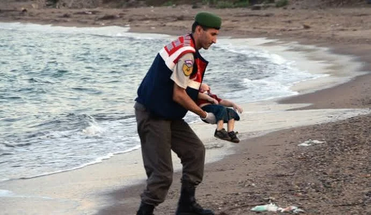 Policía de Turquía rescata el cuerpo del niño en las playas del mediterráneo Policía de Turquía rescata el cuerpo del niño en las playas del mediterráneo