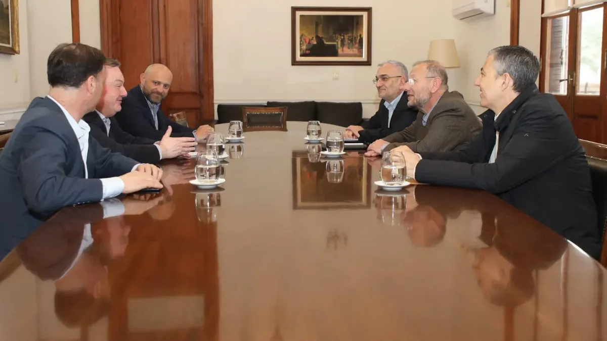 La primera reunión de transición se realizó en la Casa Gris de Santa Fe donde dejaron un visto bueno para seguir. La primera reunión de transición se realizó en la Casa Gris de Santa Fe donde dejaron un visto bueno para seguir.