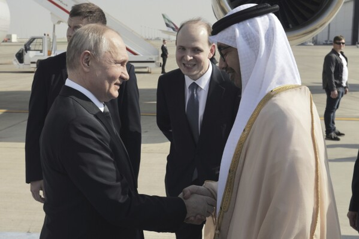 Vladimir Putin aprovecha el último mes del año para hacer negocios con Emiratos Árabes Unidos y Arabia Saudita. Vladimir Putin aprovecha el último mes del año para hacer negocios con Emiratos Árabes Unidos y Arabia Saudita.