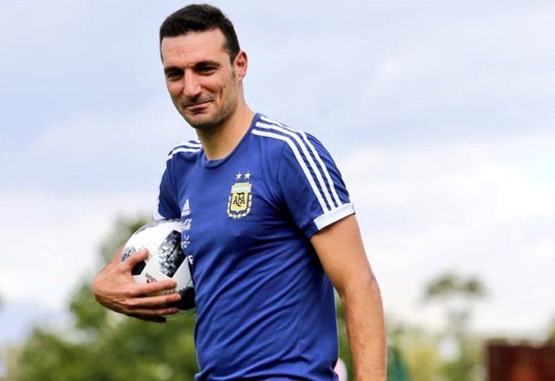 El entrenador albiceleste Lionel Scaloni sufrió cinco bajas pero prepara un tridente ofensivo para enfrentar a México por la doble fecha FIFA de partidos amistosos.