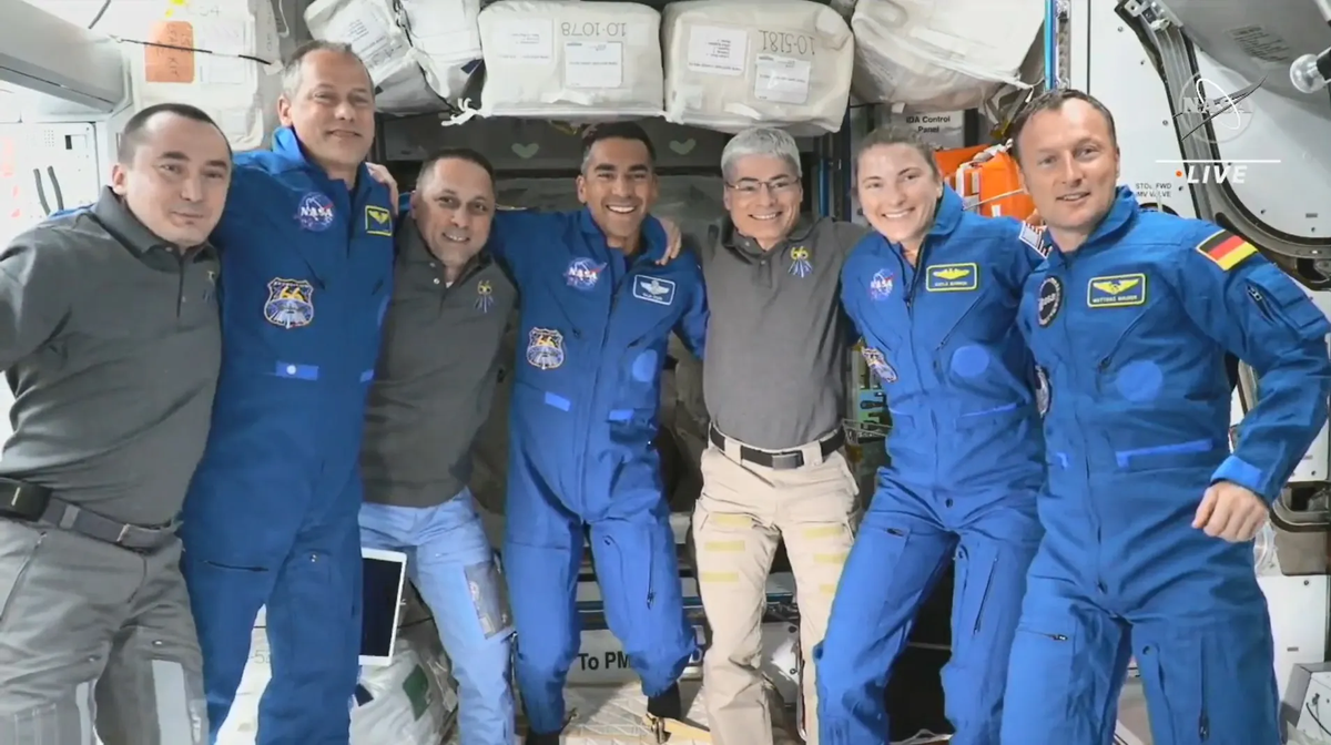 La tripulación internacional está comandada por la astronauta Anne McClain de la NASA, acompañada por su compatriota Nichole Ayers como piloto, además del japonés Takuya Onishi de la JAXA y el cosmonauta ruso Kirill Peskov de Roscosmos, ambos como especialistas de misión. La tripulación internacional está comandada por la astronauta Anne McClain de la NASA, acompañada por su compatriota Nichole Ayers como piloto, además del japonés Takuya Onishi de la JAXA y el cosmonauta ruso Kirill Peskov de Roscosmos, ambos como especialistas de misión.