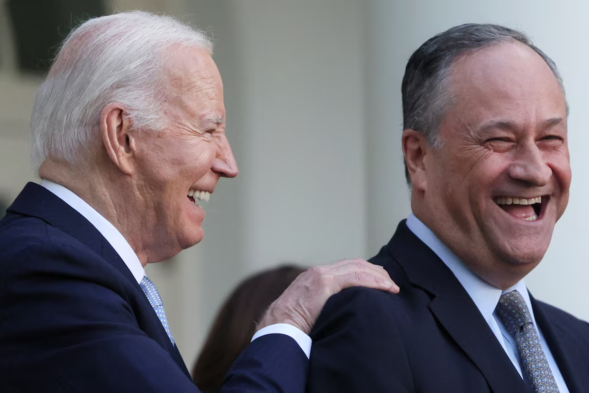 El Presidente estadounidense Joe Biden y el segundo caballero Doug Emhoff asisten a una celebración del Mes de la Herencia Judía Americana, en el Jardín de Rosas de la Casa Blanca, en Washington, EE.UU., el 20 de mayo de 2024. REUTERS/Leah Milis El Presidente estadounidense Joe Biden y el segundo caballero Doug Emhoff asisten a una celebración del Mes de la Herencia Judía Americana, en el Jardín de Rosas de la Casa Blanca, en Washington, EE.UU., el 20 de mayo de 2024. REUTERS/Leah Milis
