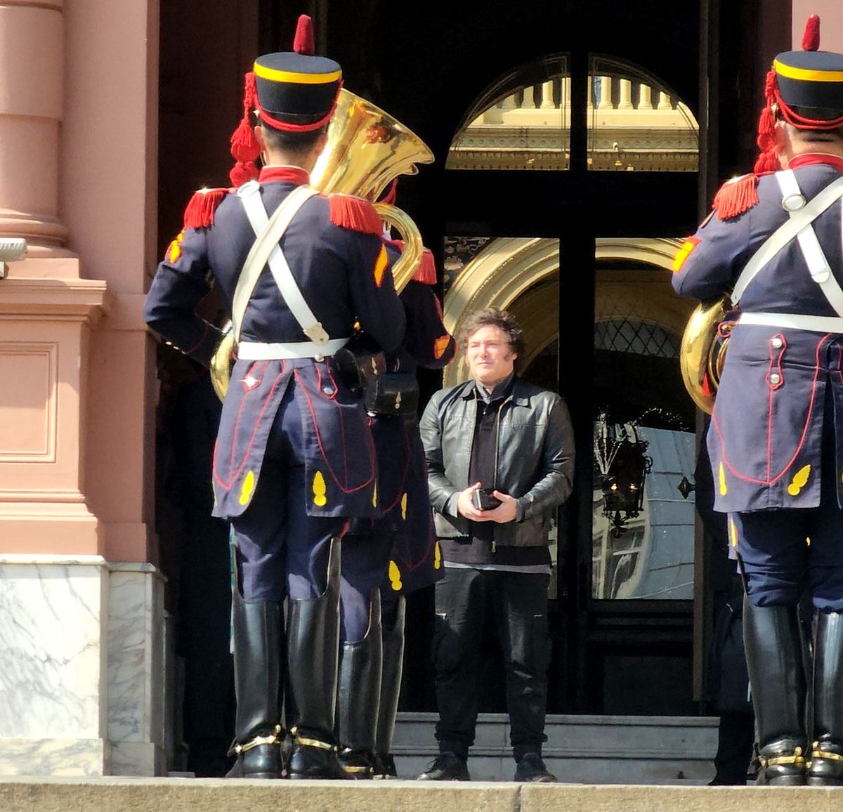 Javier Milei, por ahora, sigue hacia adelante. Javier Milei, por ahora, sigue hacia adelante.