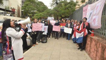 Protestan 'encadenados' en Paraguay: Pacientes con cáncer exigen la salida de la ministra