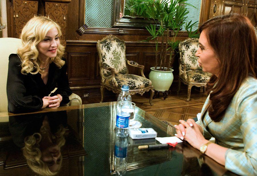 Cristina Fernández junto a Madonna. Foto: NA.