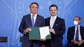 Jair Bolsonaro con el exministro de Justicia, Anderson Torres, muy complicado por el borrador de decreto para desconocer las elecciones presidenciales. Jair Bolsonaro con el exministro de Justicia, Anderson Torres, muy complicado por el borrador de decreto para desconocer las elecciones presidenciales.