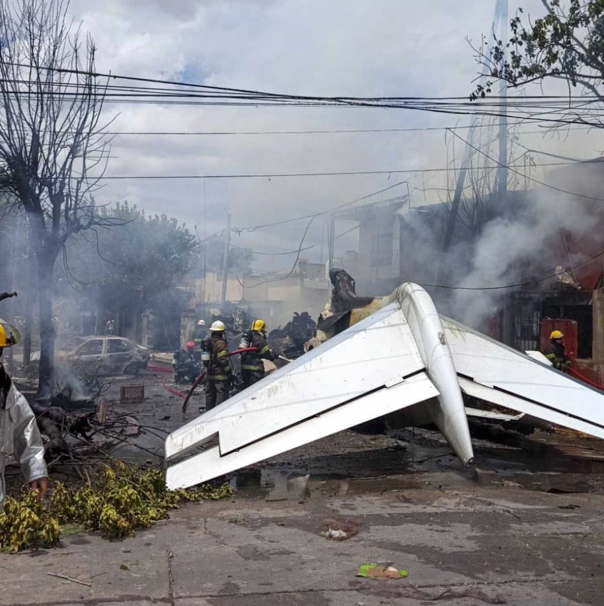 Un avión privado se despistó en el aeropuerto de San Fernando y chocó contra una casa de las inmediaciones. Según informaron, la aeronave provenía de Punta del Este, Uruguay.FOTO NA Un avión privado se despistó en el aeropuerto de San Fernando y chocó contra una casa de las inmediaciones. Según informaron, la aeronave provenía de Punta del Este, Uruguay.FOTO NA