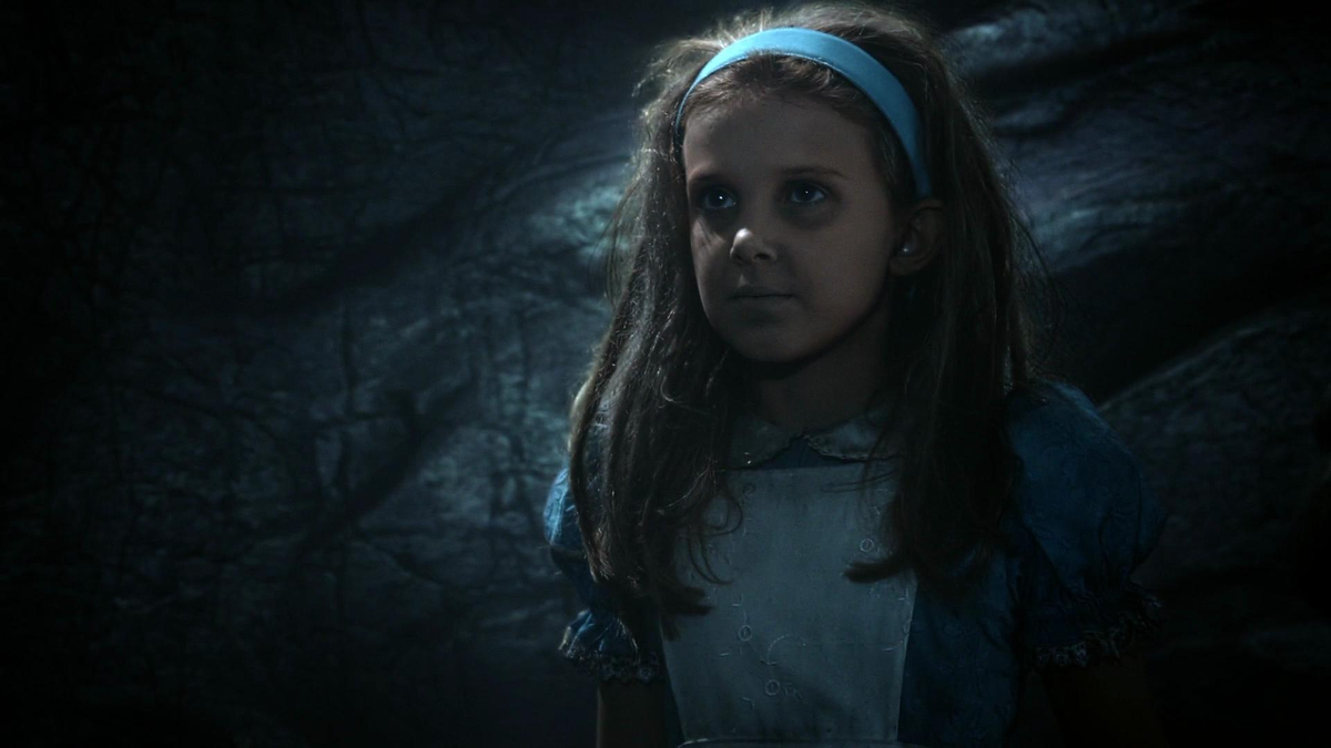 Pese a haber nacido con una sordera parcial en un oído que luego se fue agravando, Mollie Bobby Brown logró cumplir su sueño de transformarse en actriz, debutando como una Alicia niña en "Érase una vez en el País de las Maravillas". Pese a haber nacido con una sordera parcial en un oído que luego se fue agravando, Mollie Bobby Brown logró cumplir su sueño de transformarse en actriz, debutando como una Alicia niña en "Érase una vez en el País de las Maravillas".