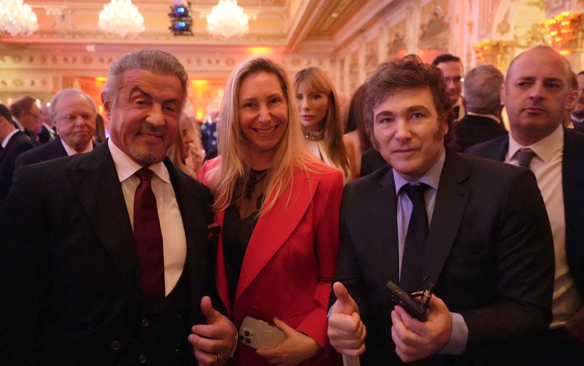 Sylvester Stallone, Karina Milei y Javier Milei en Mar-a-Lago. Sylvester Stallone, Karina Milei y Javier Milei en Mar-a-Lago.