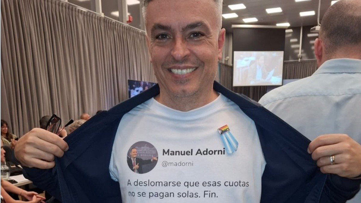 En abril, el diputado asistió a una reunión de comisión del Congreso con una remera que hacia alusión al exjefe de Gabinete. En abril, el diputado asistió a una reunión de comisión del Congreso con una remera que hacia alusión al exjefe de Gabinete.