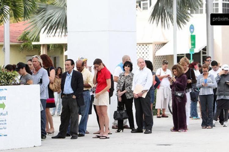 Electores hacen fila para votar fuera del Ayuntamiento de Surfside en el 9293 Harding Avenue en Miami Beach (06/11/2012). David Santiago/El Nuevo Herald.