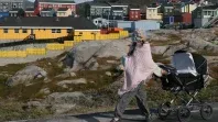 Imagen de archivo de una mujer con su bebé caminando en Groenlandia.