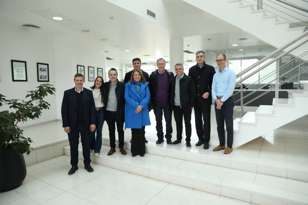 Juan Schiaretti junto a dirigentes del socialismo en su visita a Rosario