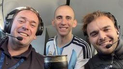 @TOPOarg: LLEGARON PARA LA FOTO La @afa pone a Nahuel Gallo, libre, al pie del avión. Nahuel Gallo vuela hacia su Patria, tomando mate y con la camiseta argentina con escudo de AFA. los ministros de @JMilei llegaron corriendo para sacarse una foto al lado de la esposa de Gallo. @TOPOarg: LLEGARON PARA LA FOTO La @afa pone a Nahuel Gallo, libre, al pie del avión. Nahuel Gallo vuela hacia su Patria, tomando mate y con la camiseta argentina con escudo de AFA. los ministros de @JMilei llegaron corriendo para sacarse una foto al lado de la esposa de Gallo.