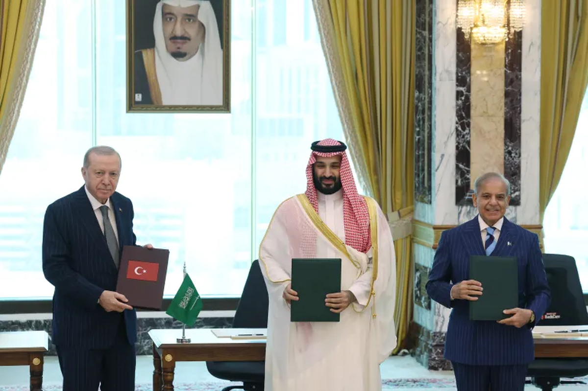 El presidente Recep Tayyip Erdogan, el pr&iacute;ncipe heredero saud&iacute; Mohammed bin Salman y el primer ministro paquistan&iacute; Shehbaz Sharif firmaron un acuerdo de defensa trilateral en La Meca, Arabia Saud&iacute; [Anadolu].