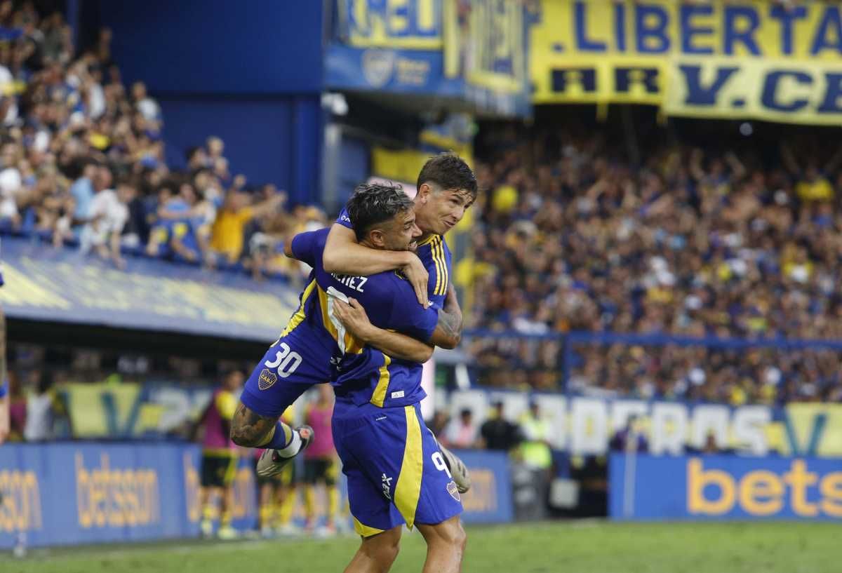 Belmonte abraza a Giménez: Boca se floreó en la Bombonera