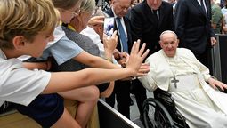 El papa Francisco saluda a la gente mientras asiste a una reunión con la Asociación de Promoción Familiar Encuentro Matrimonial en el salón Pablo VI del Vaticano, el 09/09 de 2023.&nbsp;