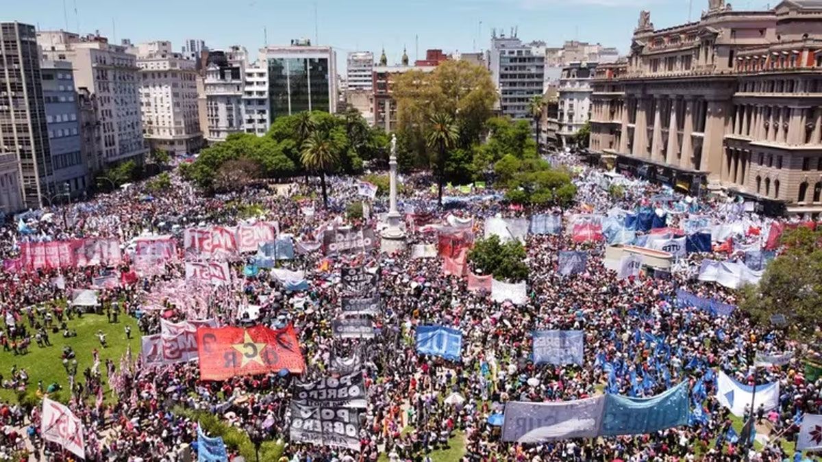 Concentración frente a los Tribunales contra el DNU de Milei.&nbsp;
