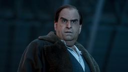 En Clayface, lo nuevo del DCU, empiezan a salir guiños al Pingüino y al Guasón, mientras este universo muestra una Ciudad Gótica repleta de villanos. En Clayface, lo nuevo del DCU, empiezan a salir guiños al Pingüino y al Guasón, mientras este universo muestra una Ciudad Gótica repleta de villanos.