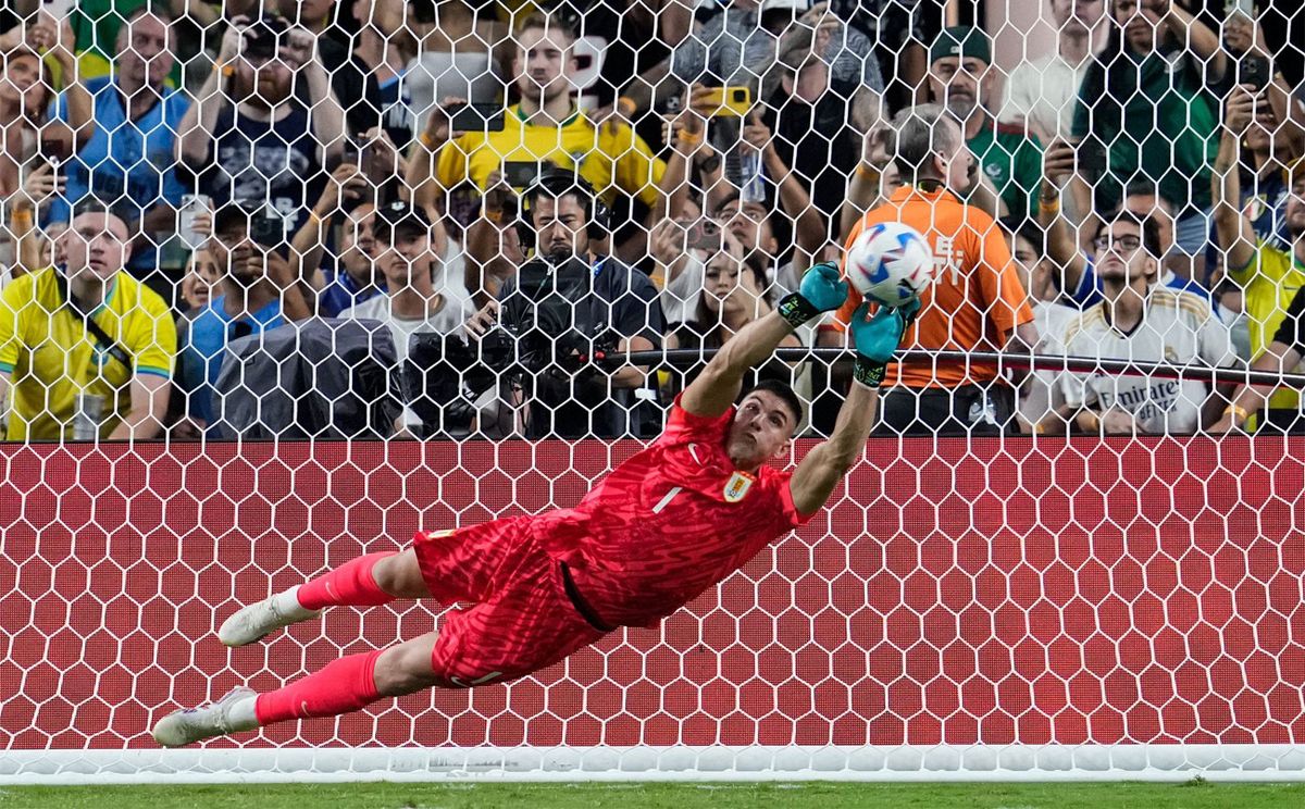 Notable vuelo de Rochet para atajar el penal. Notable vuelo de Rochet para atajar el penal.