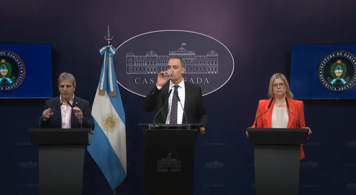 Luis Caputo, Manuel Adorni y Alejandra Monteoliva, en la conferencia de prensa. Luis Caputo, Manuel Adorni y Alejandra Monteoliva, en la conferencia de prensa.