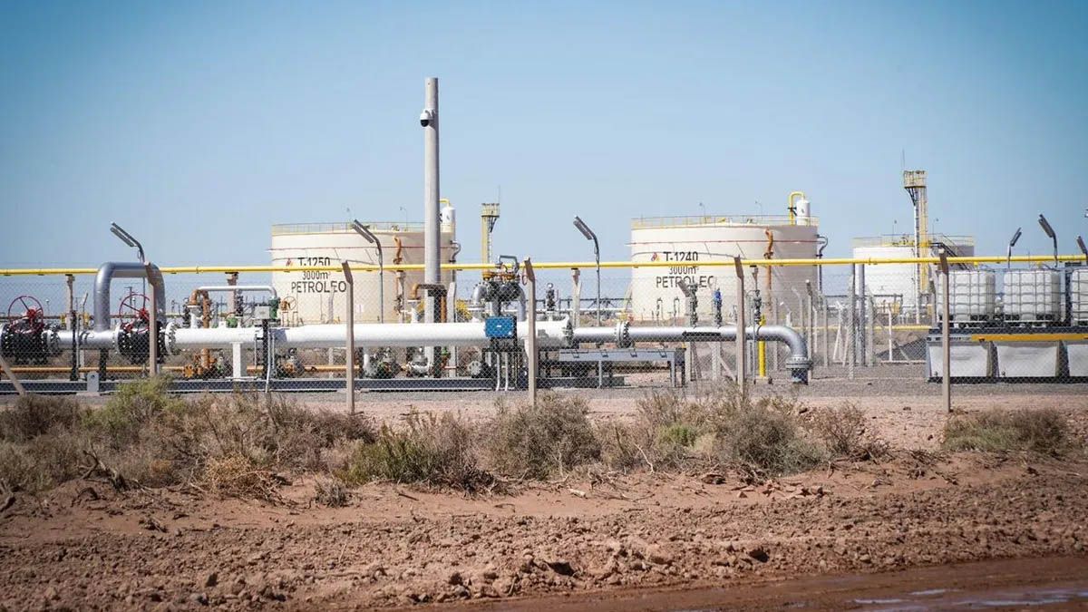 Pan American Energy destacó la función del Gas Natural Licuado (GNL) y el proyecto de alcanzar los 130.000 barriles en Vaca Muerta. Pan American Energy destacó la función del Gas Natural Licuado (GNL) y el proyecto de alcanzar los 130.000 barriles en Vaca Muerta.