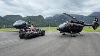 Neymar sobre su Batmóvil, una réplica de edición limitada que forma parte de su impactante flota de vehículos de lujo. Neymar sobre su Batmóvil, una réplica de edición limitada que forma parte de su impactante flota de vehículos de lujo.