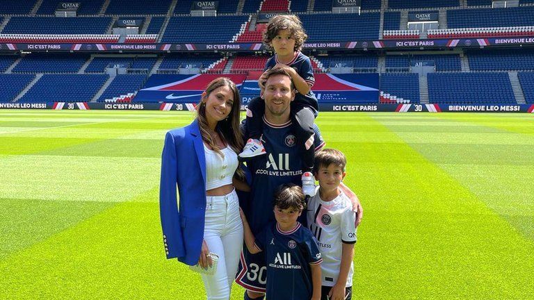 La foto de Messi y su familia tras la presentación oficial en el PSG.