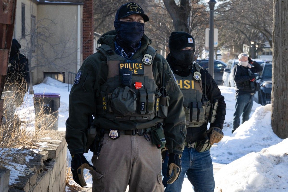 ST. PAUL, MINNESOTA, USA: Agentes federales de inmigración (ICE) montan guardia después del accidente de uno de sus vehículos mientras realizaban una detención el 31/91/2026. Los agentes continúan deteniendo a presuntos residentes indocumentados a pesar de la creciente indignación tras el asesinato de Renee Good y Alex Pretti a manos de agentes de ICE. ST. PAUL, MINNESOTA, USA: Agentes federales de inmigración (ICE) montan guardia después del accidente de uno de sus vehículos mientras realizaban una detención el 31/91/2026. Los agentes continúan deteniendo a presuntos residentes indocumentados a pesar de la creciente indignación tras el asesinato de Renee Good y Alex Pretti a manos de agentes de ICE.