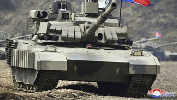 Kim Jong-un a bordo de un nuevo tanque de guerra. Kim Jong-un a bordo de un nuevo tanque de guerra.