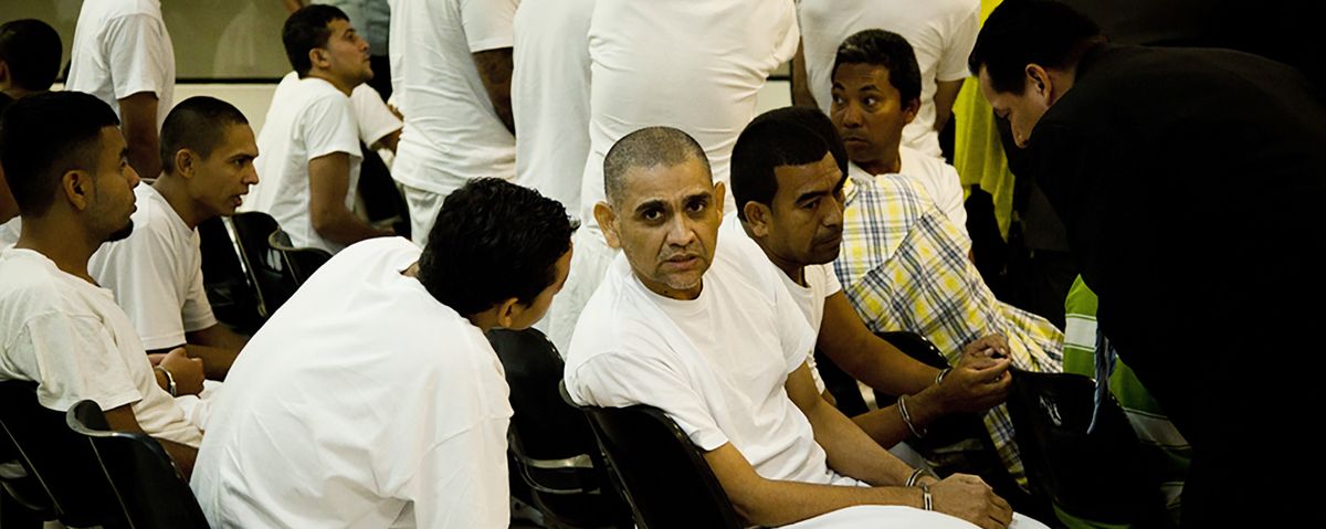 Rubén Antonio Rosa Lovo (centro), alias El Chivo de Centrales, durante una audiencia en el Centro Judicial Isidro Menéndez, en febrero de 2016: uno de los involucrados en la tregua del anterior gobierno de Mauricio Funes y las pandillas. Foto. de El Faro: Víctor Peña.