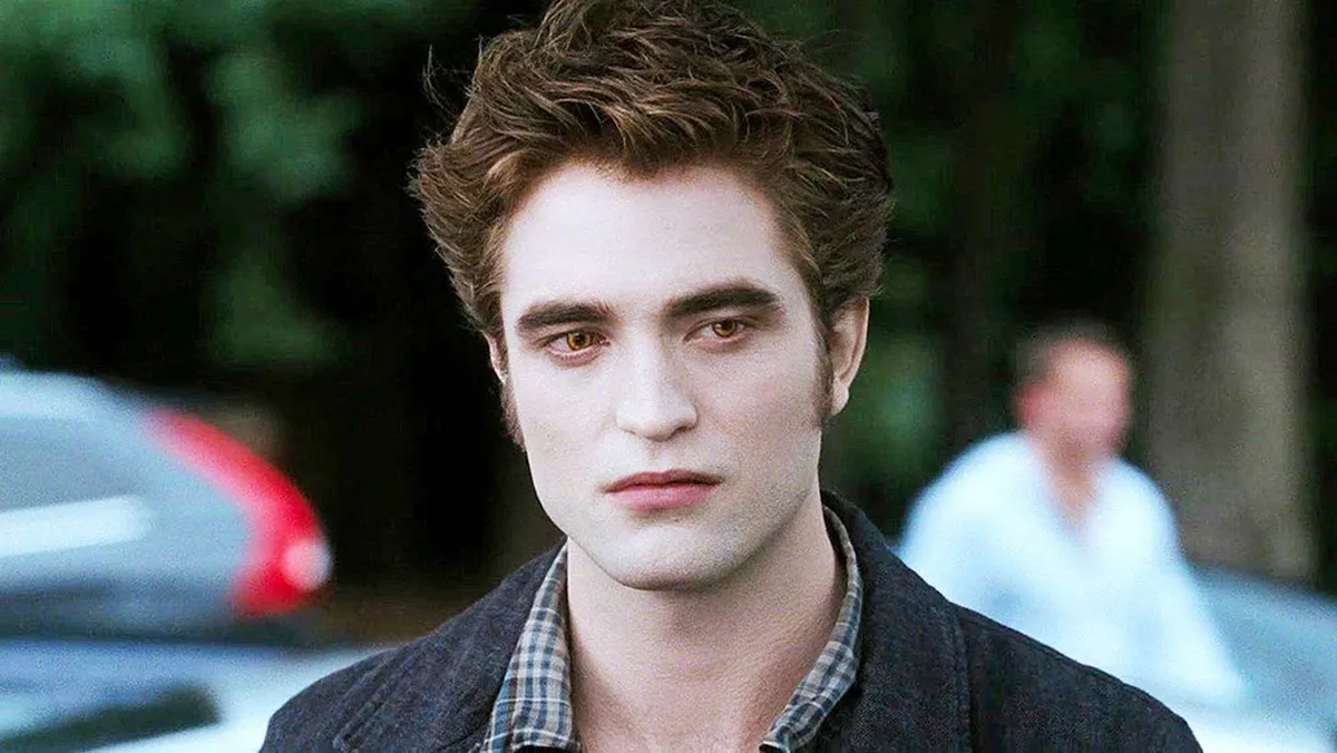 A pesar de no parecerse a su personaje como lo describen las novelas, la interpretación de Pattinson como Edward Cullen contribuyó al éxito de la franquicia, que recaudó más de 400 millones de dólares. A pesar de no parecerse a su personaje como lo describen las novelas, la interpretación de Pattinson como Edward Cullen contribuyó al éxito de la franquicia, que recaudó más de 400 millones de dólares.