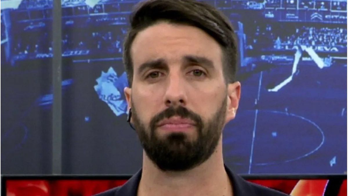 FlavioAzzaro no le tuvo piedad a la Aprevide, cuyo titular es Guillermo Cimadevilla(identificado como hincha de Independiente), por el nuevo castigo a Racing. FlavioAzzaro no le tuvo piedad a la Aprevide, cuyo titular es Guillermo Cimadevilla(identificado como hincha de Independiente), por el nuevo castigo a Racing.