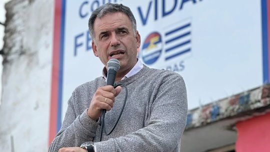 Uruguay gira al centro: Yamandú Orsi supera aireoso al candidato de Lacalle Pou